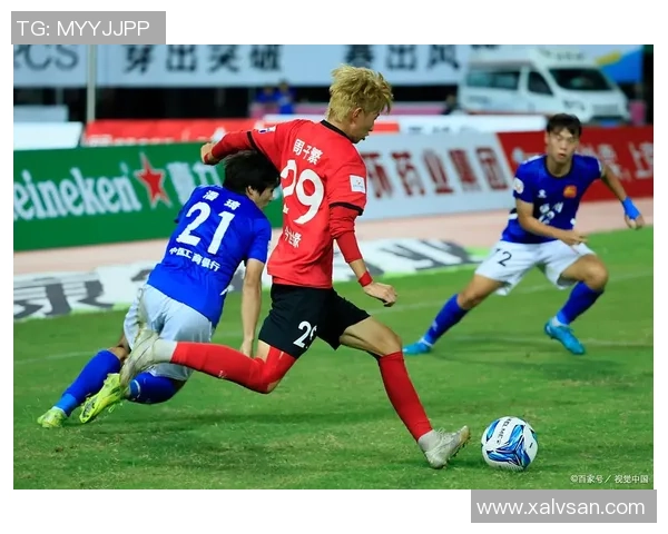 足球比赛中精彩瞬间踢中横梁引发全场欢呼的震撼时刻